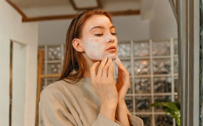 pielęgnacja młodej cery w walce z zaskórnikami